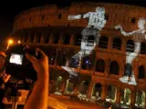 El Coliseo romano fue el escenario para un espectáculo de luces durante la celebración del 50 aniversario de los Juegos Olímpicos de Roma de 1960 en Roma en 2010.