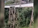 Una mujer ha muerto tras saltar por error antes de tiempo en un bungee. Los operadores de la atracción le habían colocado el arnés, pero aún no habían atado la cuerda elástica. La mujer saltó mortalmente al vacío y murió despeñada. Los hechos ocurrieron el fin de semana pasado en Colombia, en unas instalaciones en un viaducto del antiguo Ferrocarril de Antioquia, entre los municipios de Amagá y Fredonia, según ha informado el diario colombiano El Tiempo.