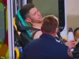 Nick Jonas subido a la camilla de la ambulancia.