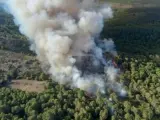 Durante la noche, se ha "conseguido cerrar casi todo el perímetro del incendio excepto en una zona de barrancos del flanco izquierdo", que esta mañana se tratará de cerrar con soporte aéreo, según un comunicado del Govern de este viernes.