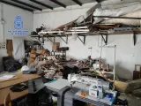La Policía Nacional localiza en un taller de costura y tapizado clandestino en una finca apartada de Yecla