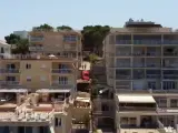 Un coche acaba estrellado en el tejado de una casa al intentar aparcar en Palmanova, Mallorca