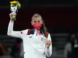 Adriana Cerezo posa con su medalla de plata.