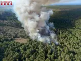 Bombers remojará la zona del incendio estabilizado de Montgrí (Girona) hasta controlarlo