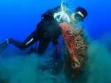 Buceadores retiran más de 100 kilos de basura marina de los Baños de la Reina y la cala de la Almadraba