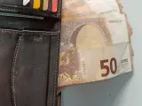 Dos jóvenes entregan a la Policía Local de Almuñécar una cartera con casi 600 euros, documentación y tarjetas