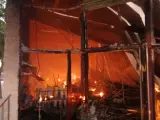 Los Bombers trabajan en un incendio en un almacén de Montblanc (Tarragona)