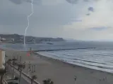 Momento en el que cae un rayo en una playa de El Campello (Alicante).