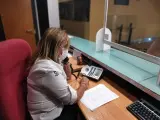 Una treballadora realitza telefonades majors a Paterna