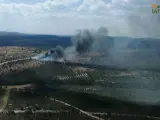 Extinguido el incendio del camión de combustible en Mazarete aunque aumentan los medios en el fuego forestal