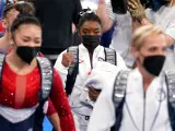 Simone Biles, tras otras gimnastas en la final por equipos de la gimnasia artística de Tokio 2020