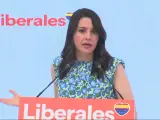 Arrimadas dice que Sánchez "se arrodilla ante el separatismo"