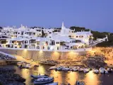 es un poblado de pescadores que fue creado en 1972 por el Ministerio de Información y Turismo.1​ Es uno de los lugares más transitados de la isla de Menorca, debido a sus casas blancas y encaladas, y a sus calles estrechas formando un laberinto.