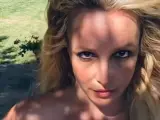 Britney Spears, posando en 'topless'.