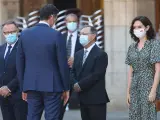 Pedro Sánchez, saluda al presidente de Ceuta, Juan Jesús Vivas (c) ante la presidenta de Madrid, Isabel Diaz Ayuso, en la Conferencia de Presidentes.