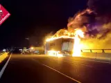 Sucesos.- Extinguido el incendio de un trailer de grandes dimensiones en Elche