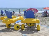 El punto de baño accesible de la playa del Cabanyal incorpora sesiones de fisioterapia