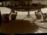 El helic&oacute;ptero Ingenuity de la NASA, se puede ver con las cuatro patas desplegadas, tras caer desde el vientre del rover Perseverance.