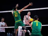 David Smith disputa un encuentro con la selección americana de voleibol
