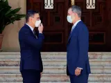 El rey Felipe VI recibe al presidente del Gobierno, Pedro S&aacute;nchez.