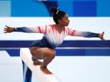 Simone Biles, durante su ejercicio en la final de barra de los Juegos Olímpicos de Tokio
