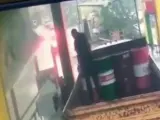La cámara de seguridad de una gasolinera, en Daguestán (Rusia), grabó el momento en que un derrumbe de rocas estuvo a punto de terminar en tragedia.
