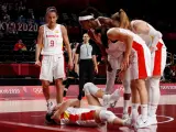Las jugadoras de las selecci&oacute;n de baloncesto hacen pi&ntilde;a alrededor de Cristina Ouvi&ntilde;a.