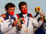 Xammar y Rodríguez, con su medalla de bronce en el podio de los Juegos de Tokio.