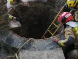 Desalojada un playa y rescatados dos atrapados en un pozo en un incendio en Roses (Girona)