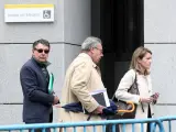 (I-D) El expresidente madrileño Ignacio González y su abogado Esteban Maestre salen de la Audiencia Nacional tras testificar el primero en relación a la presunta financiación ilegal del PP en el caso Púnica, en Madrid (España), a 17 de octubre de 2019.