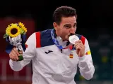 Damián Quintero posa con la medalla de plata lograda en los Juegos de Tokio.