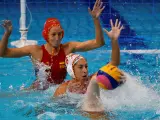 Laura Ester e Irene González, durante un partido de la selección española de waterpolo en Tokio 2020