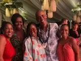 Barack Obama y su esposa Michelle posan muy sonrientes junto a otros invitados a la fiesta por el 60 cumpleaños del expresidente de EE UU.