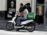 Un repartidor de la empresa de comida a domicilio, Uber Eats, circula con su moto por una calle de Madrid. 04 septiembre 2019, UberEats, reparto, comida rápida, repartidor, entrega, moto. Eduardo Parra / Europa Press (Foto de ARCHIVO) 4/9/2019