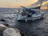 Sucesos.- Rescatan a dos tripulantes de un velero encallado en los acantilados de la isla de Tabarca