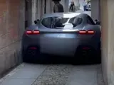 Imagen del vídeo donde se ve el Ferrari Roma completamente atascado.