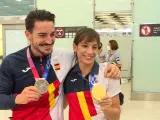 Los karatekas olímpicos son recibidos entre vítores a su llegada a España