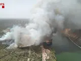 Los Bombers esperan estabilizar el incendio en la Pobla de Massaluca (Tarragona) a medianoche