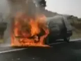 Imagen del coche en llamas, tras una avería, que pudo ser el origen del incendio de Navalacruz (Ávila).