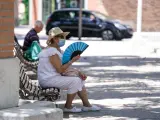Una anciana con mascarilla se abanica sentada en un banco, a 27 de julio de 2021, en Madrid, (España). La Seguridad Social destinó en el presente mes de julio la cifra récord de 10.202,29 millones de euros al pago de pensiones contributivas, lo que supone un 3,23% más que en el mismo mes de 2020. 27 JULIO 2021;ANCIANOS;MAYORES;JUBILADOS;JUBILACIÓN;PENSIÓN;PENSIONES A. Pérez Meca / Europa Press 27/7/2021