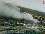 Los Bomberos trabajan en un incendio forestal en Tarragona