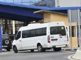 Un minibús lleva a menores marroquíes para su repatriación a su país de origen, en la frontera de Ceuta.