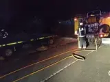 Un remolque incendiado en una carretera de Morcín