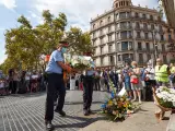Barcelona ha rendido este martes un sobrio y emotivo homenaje a las víctimas del 17-A, en el cuarto aniversario de los atentados, en un acto presidido por el silencio, únicamente roto por el Cant dels Ocells y en que familiares y autoridades han depositado claveles blancos en las Ramblas.
