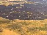 Un helicóptero de coordinación sobrevuela la enorme superficie quemada, de pastos, monte bajo y arbolado, en el incendio de Navalacruz (Ávila), y muestra cómo el fuego ha arrasado más de 15.000 hectáreas.