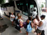 Varias personas cogen el autobús playero para viajar de Madrid a Benidorm en el día y así poder bañarse en el mar.