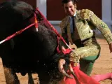 Morante de la Puebla con su primer toro en Gijón.