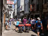 Peregrinos en Bicicleta y caminando por la Rua do Franco en Santiago de Compostela