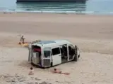 Aparcan su autocaravana en medio de una playa de Llanes... y acaban remolcados y multados
