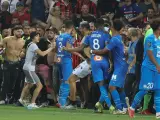 Jugadores y ultras se enfrentan en el partido entre Niza y Marsella.